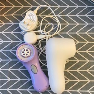 Clarisonic Mia 2 facial cleaning device <1 yr old